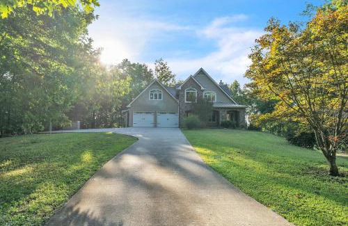 Wildwood Casa | The Retreat at Wildwood - Hot Tub Theater & Deck