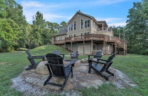 Wildwood Casa | The Retreat at Wildwood - Hot Tub Theater & Deck