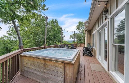 Wildwood Casa | The Retreat at Wildwood - Hot Tub Theater & Deck