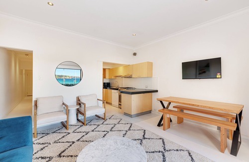 North Bondi Apartamento | The Retreat: Beachfront View + Offstreet parking