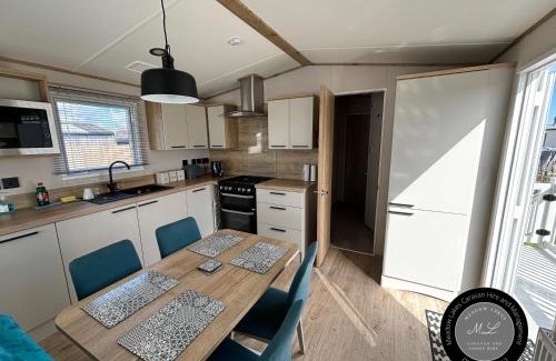 Chapel Saint Leonards Apartamento | The Retreat 16 - pet friendly, WiFi, and a bath - Golden Palm Resort - Meadow Lakes Caravan & Lodge Hire