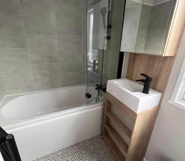 Chapel Saint Leonards Apartamento | The Retreat 16 - pet friendly, WiFi, and a bath - Golden Palm Resort - Meadow Lakes Caravan & Lodge Hire