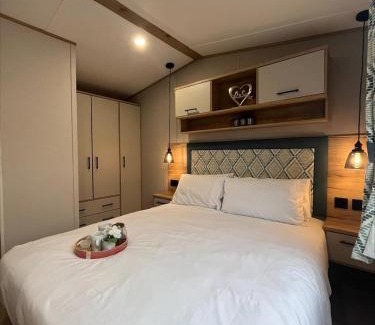 Chapel Saint Leonards Apartamento | The Retreat 16 - pet friendly, WiFi, and a bath - Golden Palm Resort - Meadow Lakes Caravan & Lodge Hire