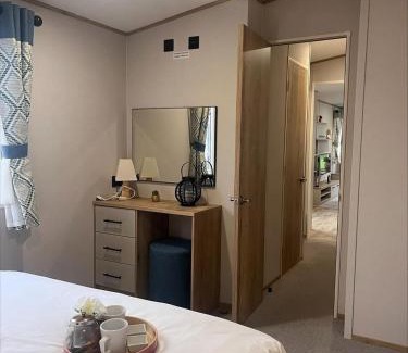 Chapel Saint Leonards Apartamento | The Retreat 16 - pet friendly, WiFi, and a bath - Golden Palm Resort - Meadow Lakes Caravan & Lodge Hire