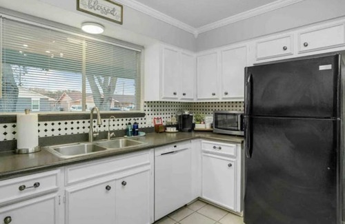 South Side Casa | The Retreat-Spacious King Beds-Garage Parking-7 Beds-Cornhole Games
