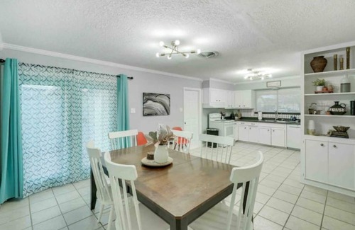 South Side Casa | The Retreat-Spacious King Beds-Garage Parking-7 Beds-Cornhole Games