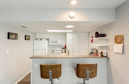 Barton Hills Condominio | The Retro: king bed, desk, deck, 2 blks Zilker Park/Barton Springs, @2 mi DT!
