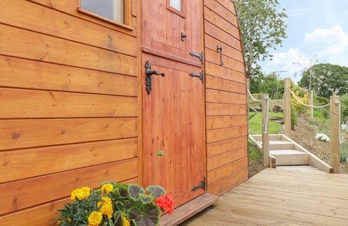 Llanfair Caereinion Cabaña | THE RHIW, pet friendly, with hot tub in Llanfair Caereinion