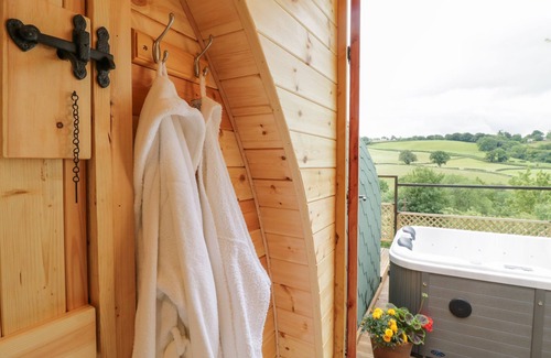 Llanfair Caereinion Cabaña | THE RHIW, pet friendly, with hot tub in Llanfair Caereinion