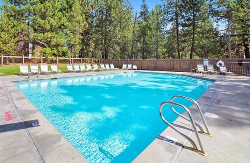 Sunriver Condominio | The Ridge at Sunriver - Condo # 14 - Acceso proporcionado a la piscina de temporada y a las instalaciones de tenis, jacuzzi durante todo el año más 4 bicicletas