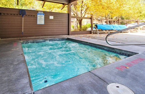 Sunriver Condominio | The Ridge at Sunriver - Condo # 14 - Acceso proporcionado a la piscina de temporada y a las instalaciones de tenis, jacuzzi durante todo el año más 4 bicicletas