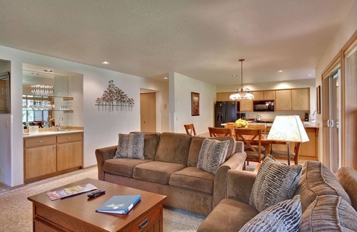 Sunriver Condominio | The Ridge at Sunriver - Condo # 29 - Acceso proporcionado a la piscina de temporada y a las instalaciones de tenis, jacuzzi durante todo el año más 4 bicicletas
