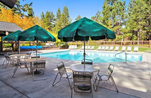 Sunriver Condominio | The Ridge at Sunriver - Condo # 44: acceso a las instalaciones de tenis y de la piscina en el lugar, bañera de hidromasaje todo el año más 4 bicicletas