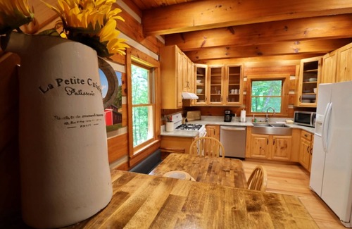 Cherokee Cabina | The Ridge: Fire Pit, Screened Porch, Scenic Views, Gas Grill, Full Kitchen, Pet-Friendly