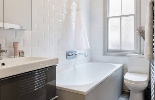 Harlesden Condominio | The Ridley- Garden 2 bed with dedicated work space