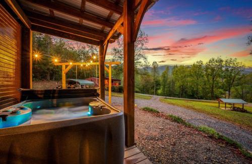Hayesville Apartamento | The Ritz Carlton of Tiny Cabins with Hot Tub