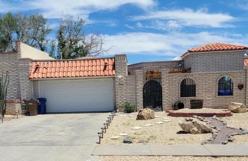 Las Cruces Casa | The Ritz Spa Sanctuary hot tub/patio/fam/pet