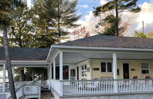 Wellesley Island Casa | THE RIVER a premier Wellesley Island Channel Front House