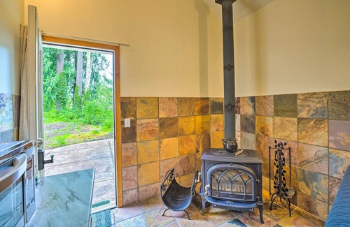 Leaburg Casa | The River House' w/ Deck, on McKenzie River!