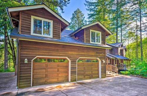 Leaburg Casa | The River House' w/ Deck, on McKenzie River!