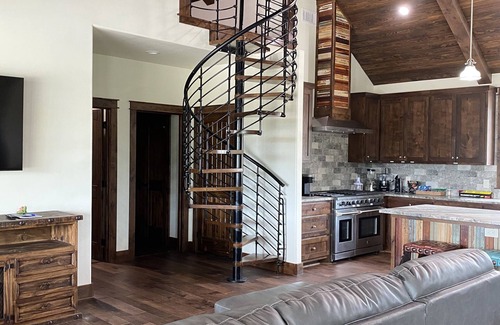 Uvalde Cabina | The River Lodge