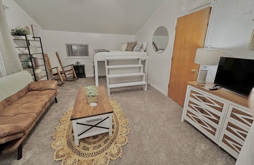 Springville Casa | The River View Barnhouse - Gateway to the Sequoia National Forest