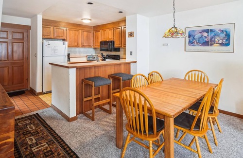 Tahoe City Condominio | The River View Getaway