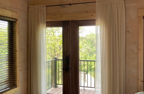 Nixa Cabina | The Riverbirch Treehouse-close to town yet steps away from total wilderness