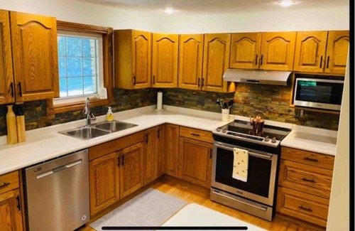 Chatsworth Cabaña | The Riverfront Hideaway ★ Hot Tub★ Games Room ★ Arcades ★ Firepit ★ BBQ ★ Hiking