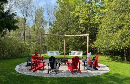 Chatsworth Cabaña | The Riverfront Hideaway ★ Hot Tub★ Games Room ★ Arcades ★ Firepit ★ BBQ ★ Hiking
