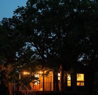 Elm Mott Otro | The Robin Treehouse 15 MIN to Magnolia Baylor