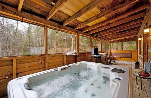 Gatlinburg - Pigeon Forge Casa | The Robins Nest with hot tub