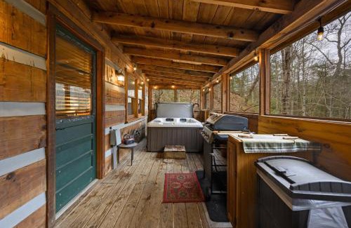 Gatlinburg - Pigeon Forge Casa | The Robins Nest with hot tub