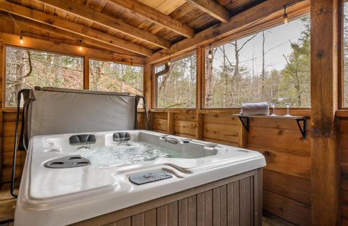 Gatlinburg - Pigeon Forge Casa | The Robins Nest with hot tub