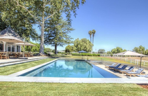 Santa Ynez Casa | The Farmhouse es una extensión de la magnífica finca de Roblar Winery.