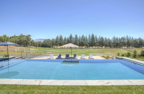 Santa Ynez Casa | The Farmhouse es una extensión de la magnífica finca de Roblar Winery.