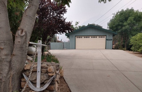 Kernville Cabina | The Rock House: Cozy cabin right on the river!