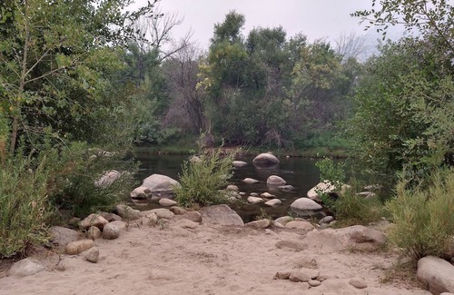 Kernville Cabina | The Rock House: Cozy cabin right on the river!