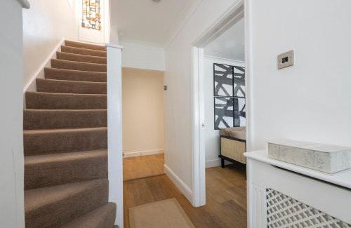 Pettits Casa | The Romford Oasis - Spacious 4 bedroom escape