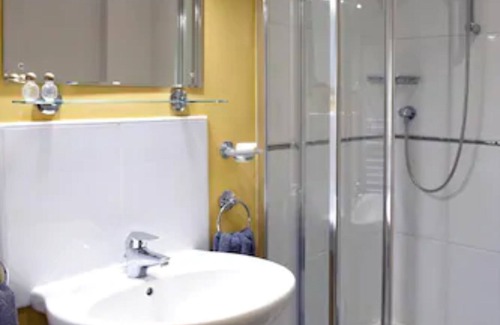 Carmarthen Hotel | The Rose and Crown Hotel