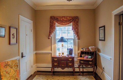 Clinton Apartamento | The Rose Room - Charming Private Room w/ Ensuite Bath in Historic Downtown Home