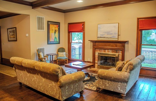 Clinton Apartamento | The Rose Room - Charming Private Room w/ Ensuite Bath in Historic Downtown Home
