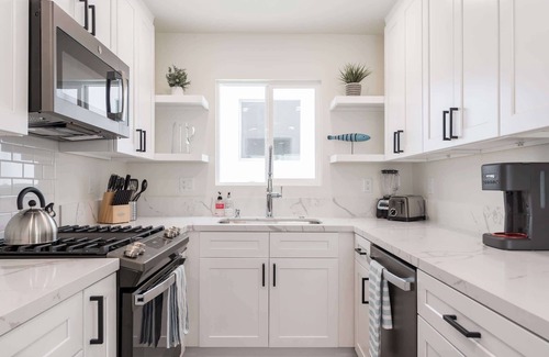 Beach Barber Tract Condominio | The Rosemont III - Upscale 2BR Near the Beach