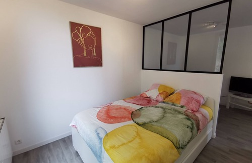 Auvers-sur-Oise Casa | The Roses Cottage Overlooking the valleynguest house and garden