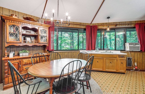 Hendersonville Cabina | 'The Round House' - Treetop North Carolina Cabin!