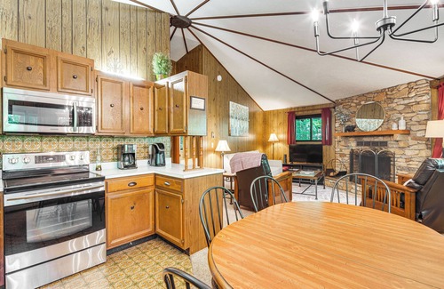 Hendersonville Cabina | 'The Round House' - Treetop North Carolina Cabin!