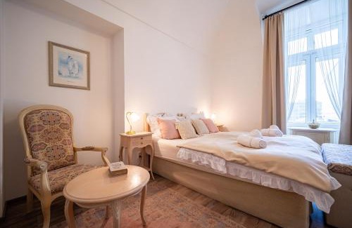 Kosice Old Town Apartamento | The Royal Hlavna Balcony Apartment Parking