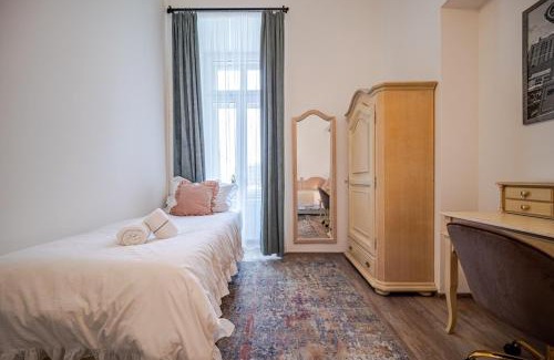 Kosice Old Town Apartamento | The Royal Hlavna Balcony Apartment Parking