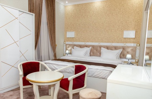 Navoiy Cama Y Desayuno | The Royal Hotel
