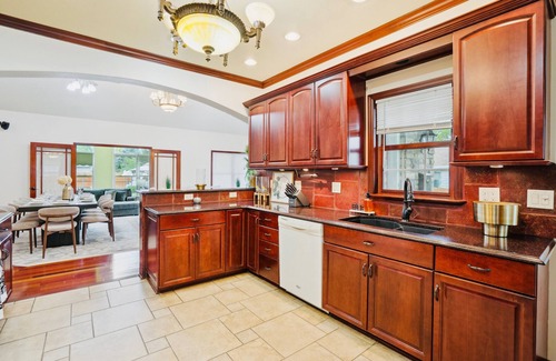 Greater South Side Casa | The Royal Palace/pool/Jacuzzi/Theater/Pool table/ Fire pit.